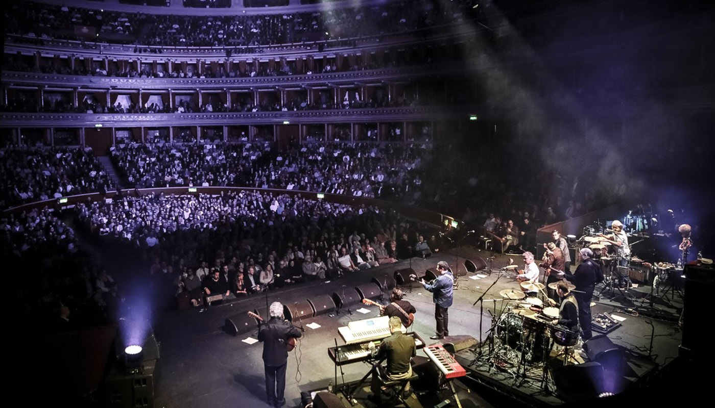 İstanbul'daki Gipsy Kings konserinden sonra Ariya Restaurant'ta eşsiz bir Fars yemek deneyimiyle unutulmaz bir gece geçirin. Lüks restoranımızda akşamınızın lüks lezzetlerini ve sanatsal uzantılarını keşfedin.